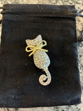 Sparkling Rhinestone Cat Brooch Pin in Silver with Gold Bow